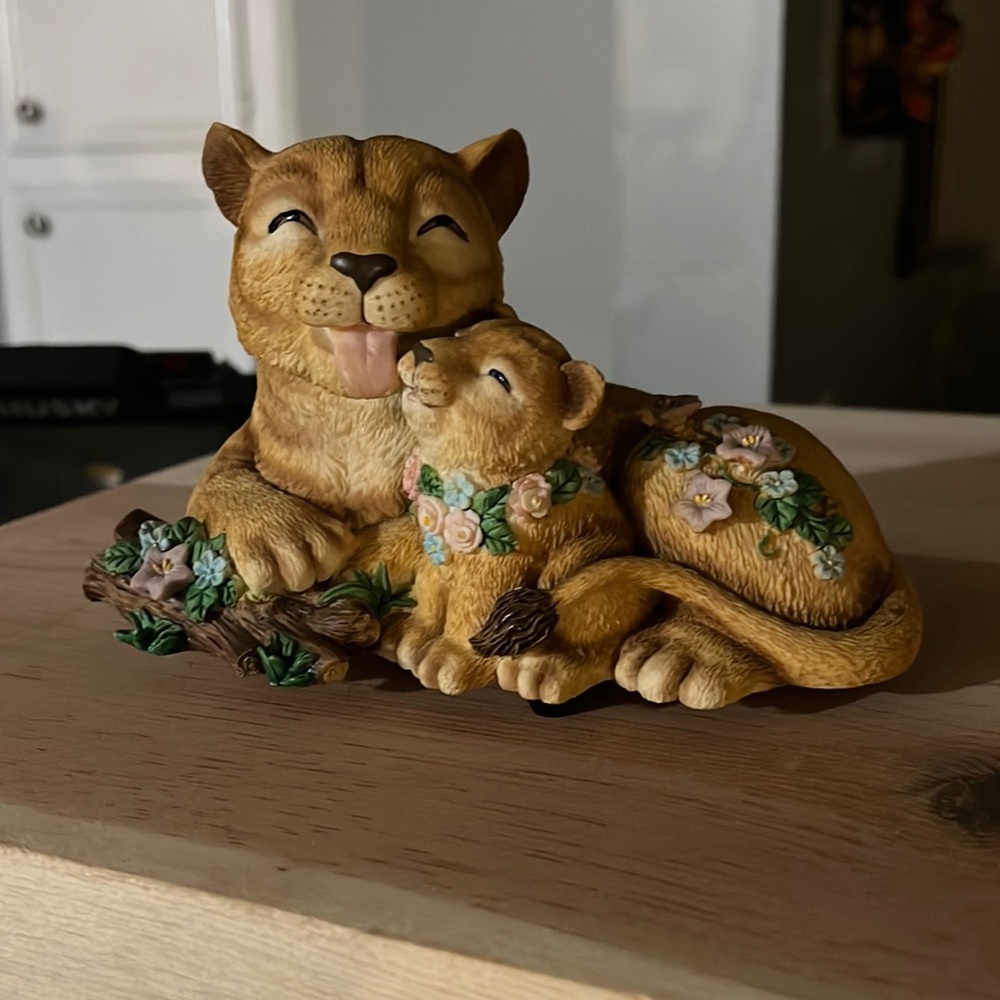 Lion musical box vintage